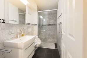 Deluxe-Apartment | Badezimmer | Badewanne, Haartrockner, Fußbodenheizung (Badezimmer), Handtücher
