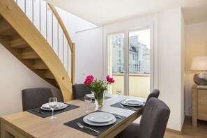 Deluxe-Apartment | Essbereich im Zimmer