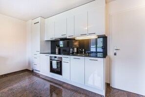 Großer Kühlschrank, Ofen, Herdplatte, Geschirrspüler