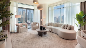 Appartement luxueux | Aire de séjour | Téléviseur connecté de 55 po avec télévision par câble
