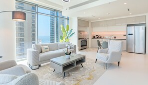 Superior-Apartment | Wohnbereich | 55-Zoll-Smart-TV mit Kabelempfang