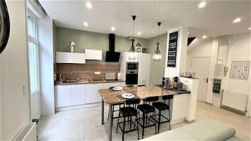 Kjøleskap, mikrobølgeovn, ovn og kokeplater