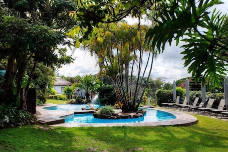 Una piscina al aire libre