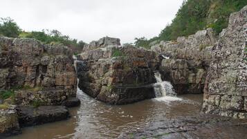 Formación rocosa natural con una cascada.