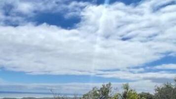 Un paisaje con cielo despejado y algunas nubes.