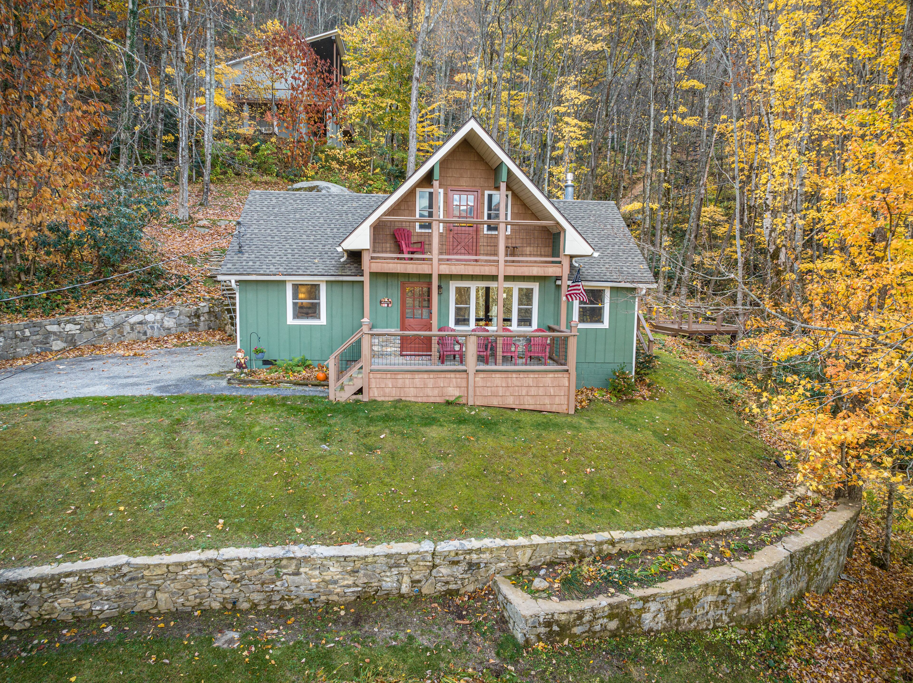 Cascade Cottage: Private Waterfalls & Walking Trails w/ Mountain Views