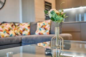 Apartamento, várias camas | Área de estar