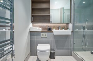 Apartment, Multiple Beds | Bathroom | Shower, towels