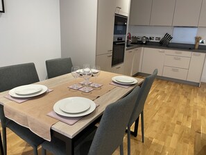 Apartment, 2 Queen Beds | Dining - Remarkable 2-bed Apartment in London (London)