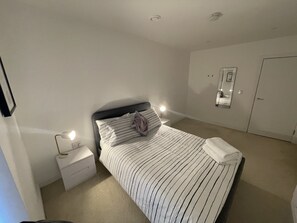Appartement, 2 grands lits | 2 chambres, fer et planche à repasser, Wi-Fi gratuit, draps fournis