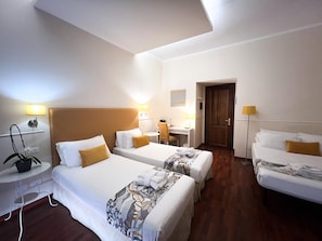 Quadruple Room | Hypo-allergenic bedding, desk, soundproofing - Caesar Place Roma (Rome)