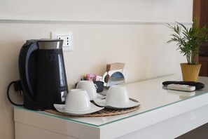 Quarto triplo | Roupas de cama antialérgicas, escrivaninha, quartos à prova de som