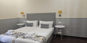 Ropa de cama hipoalergénica, escritorio y sistema de insonorización 