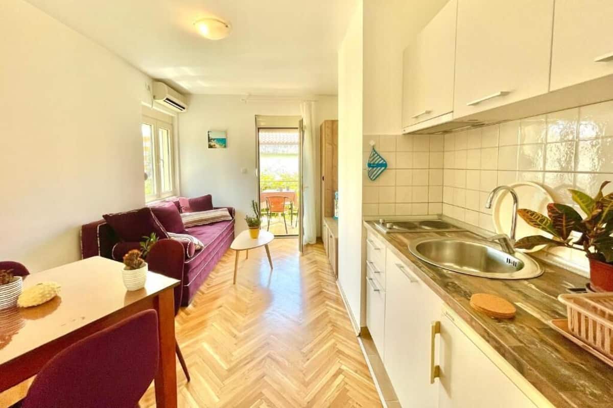 Appartamento Comfort, vista giardino | Area soggiorno | TV LCD 32 pollici con canali via cavo