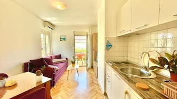 Comfort Apartment, Garden View | Living area | 32-inch LCD TV with cable channels