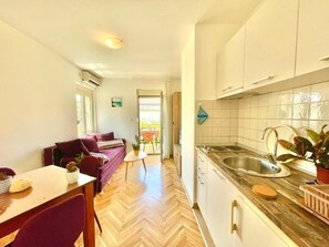 舒适公寓, 花园景观 | 起居区 | 32-英寸液晶电视（配备有线频道）