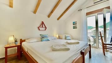 Habitación triple estándar | Ropa de cama de alta calidad, escritorio, sistema de insonorización