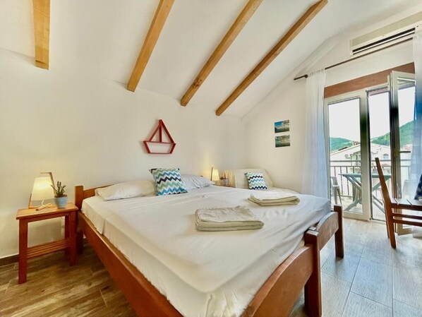 标准三人房 | 高档床上用品、办公桌、隔音、熨斗/熨衣板