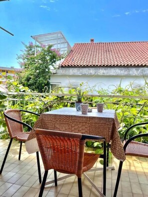 Comfort-huoneisto, näköala puutarhaan | Terassi/patio