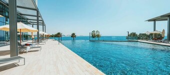 Vibrant 2BR Retreat | Modern Interior and Sea Views