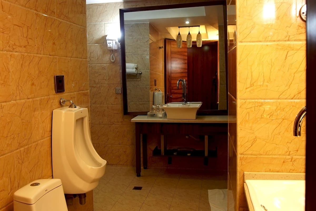 Executive Suite | Bathroom