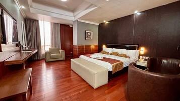Kamar Eksekutif | Seprai premium, bantalan ekstra lembut, brankas, dan meja kerja