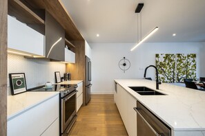 Réfrigérateur, micro-ondes, four, plaque de cuisson