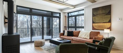 Smart TV, fireplace, stereo