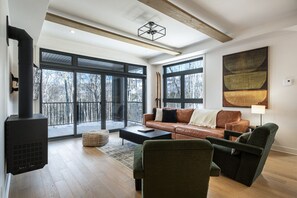 Smart TV, chimenea y estéreo 