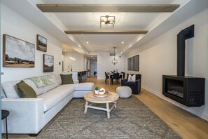 Smart TV, chimenea y estéreo 