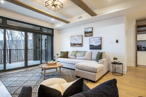 Smart TV, chimenea y estéreo 