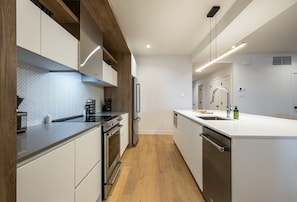 Køleskab, mikrobølgeovn, ovn, kogeplade