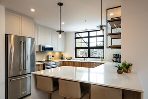 Køleskab, mikrobølgeovn, ovn, kogeplade