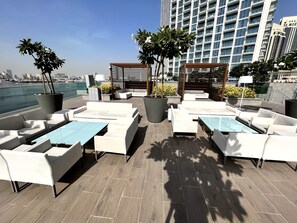 Outdoor dining - Luxe 1BR w/ Stunning Sea Views and Infinity Pool (Dubai)