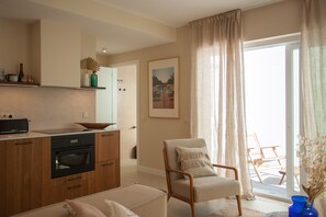 Family House | Living area | 108-cm TV with cable channels - Vila Rodrigues (Lisbon)