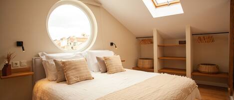 Hus | Individuell inredning, unika möbler, arbetsyta för laptop och resesÀng