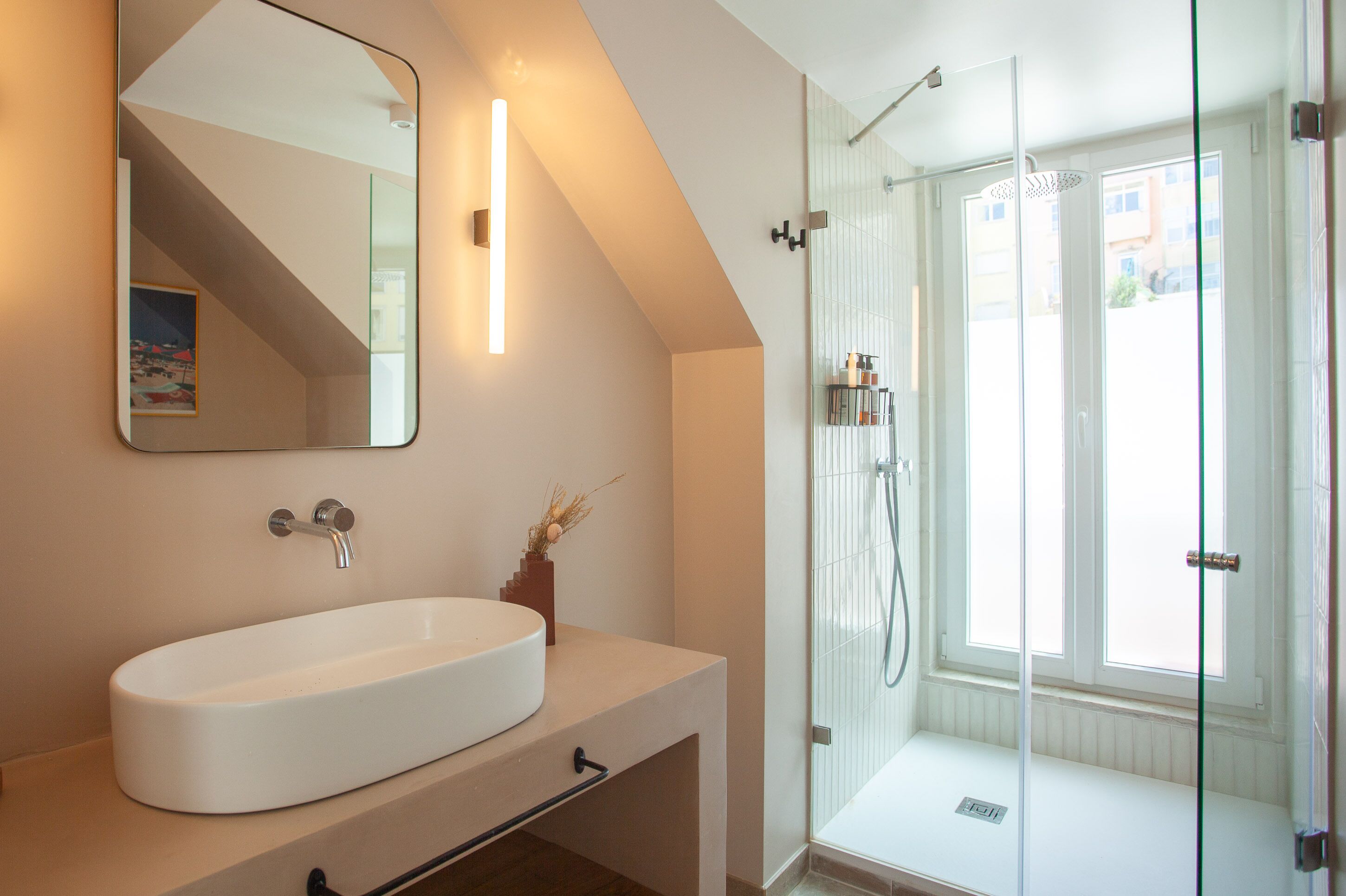 Penthouse Confort | Salle de bain | Douche, sèche-cheveux, serviettes fournies, savon