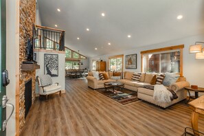 Televisión, chimenea, videojuegos, reproductor de DVD