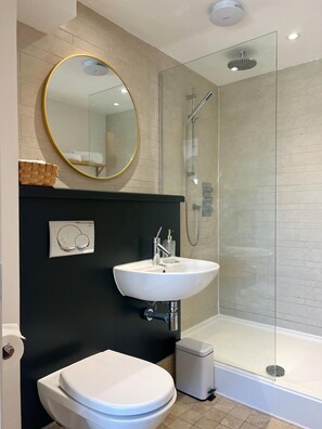 シャワー、ヘアドライヤー、タオル、石鹸