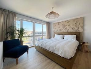 3 室のベッドルーム、デスク、アイロン / アイロン台、旅行用ベビーベッド