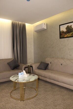 En 42-tommers LCD-TV med Parabol-TV samt PC-skjermer og printere