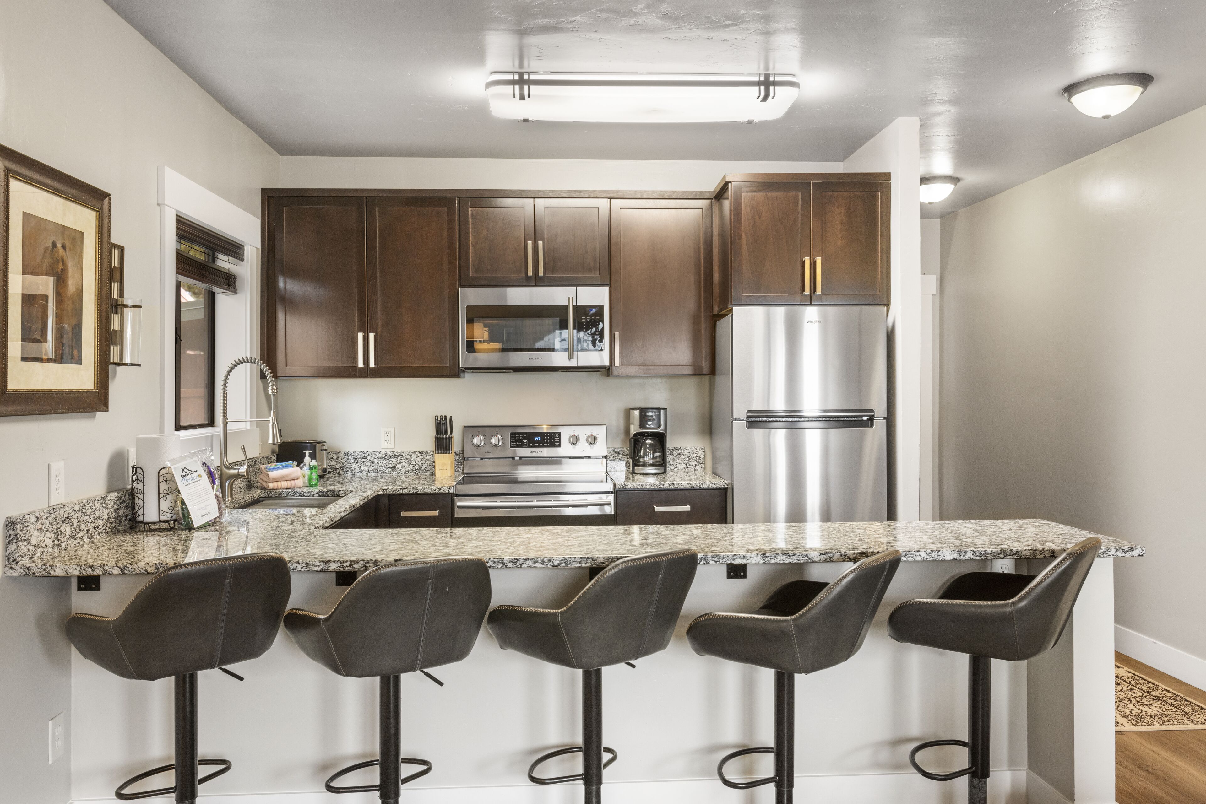 Kjøleskap, mikrobølgeovn, ovn og kokeplater