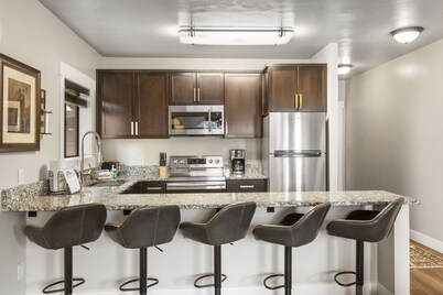 Cozy 1-Bedroom Yellowstone Hideaway, 1 Minute from Yellowstone Park!