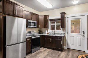 冷蔵庫、電子レンジ、オーブン、コンロ