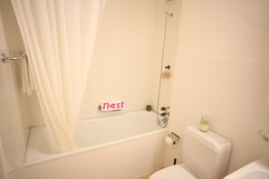 Appartement Ville | Salle de bain | Ensemble baignoire-douche, douche cascade, séchoir à cheveux