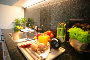 Appartement Ville | Cuisine privée | Réfrigérateur, four à micro-ondes, un four, surface de cuisson