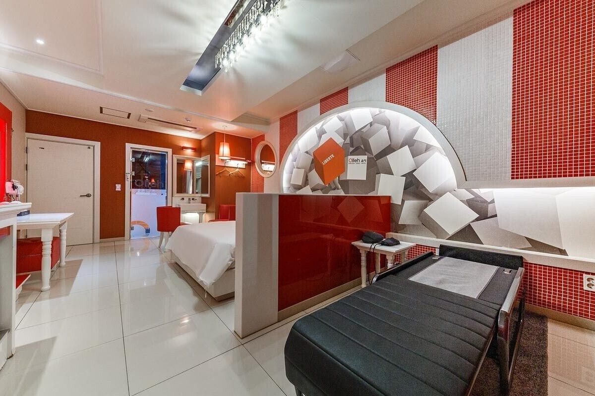 Une chambre d’hôtel moderne équipée d’un lit, d’un bureau et d’une coiffeuse.