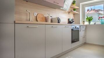 Apartment (Apartman) | Private kitchen | Full-size fridge, coffee/tea maker, electric kettle, cleaning supplies