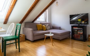公寓 (Apartman) | 起居區 | 82-公分平面電視，提供有線頻道