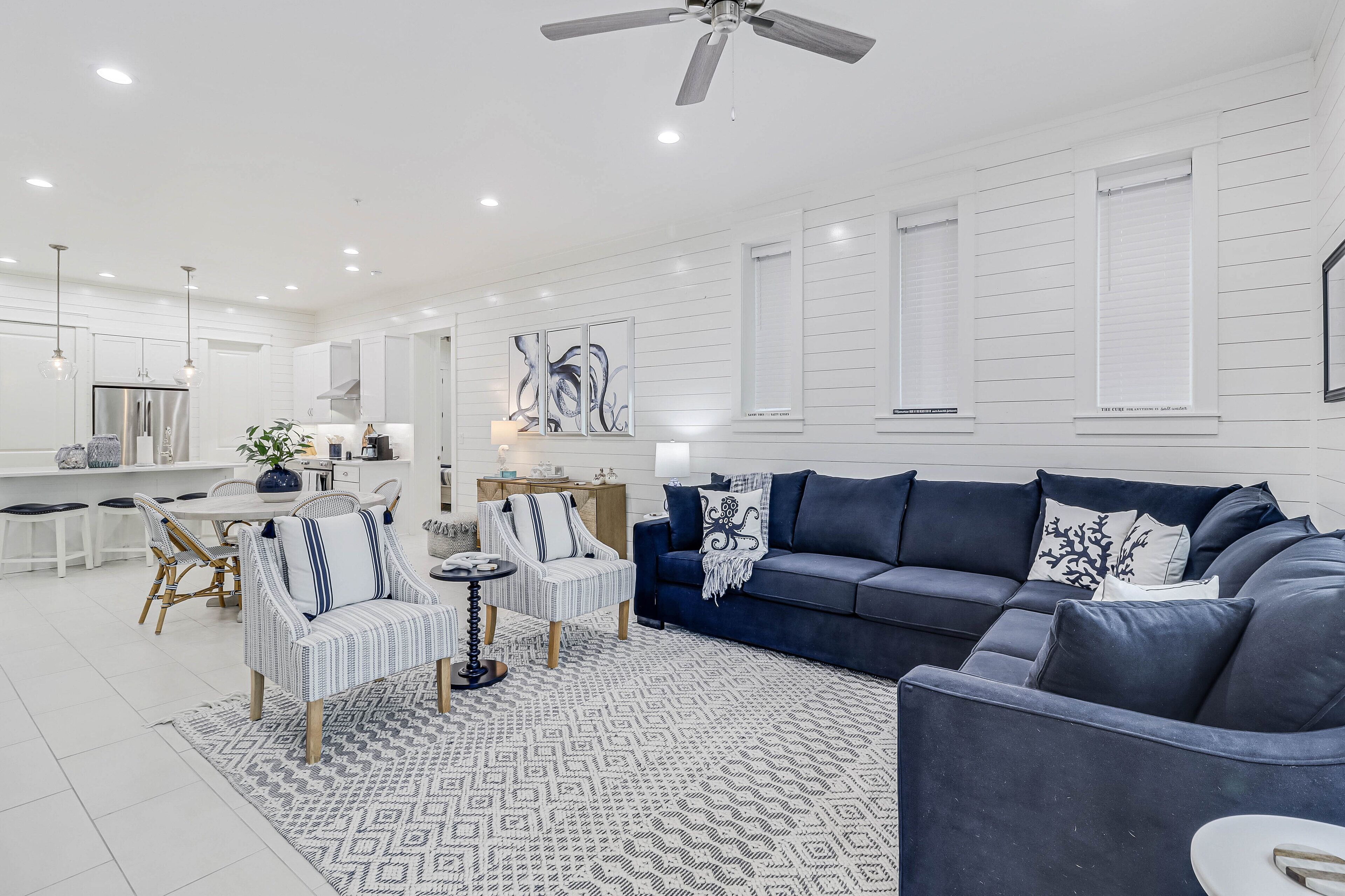 智能电视、DVD 播放器、书、影片库